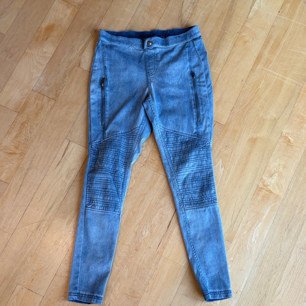 Hue Light wash. Upscale design. Zippers unique stitching.Skinny.Pull on Size XS